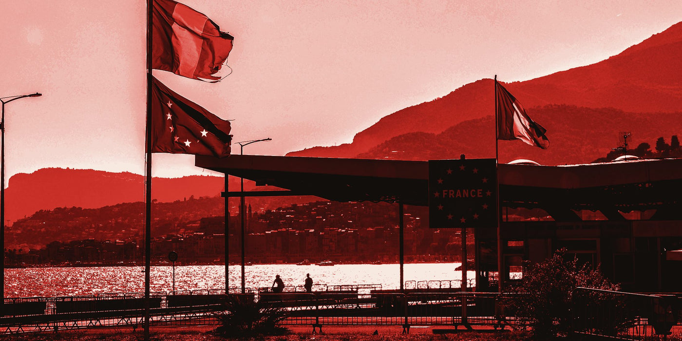Poste-frontière entre la France et la Suisse, drapeaux français et européen