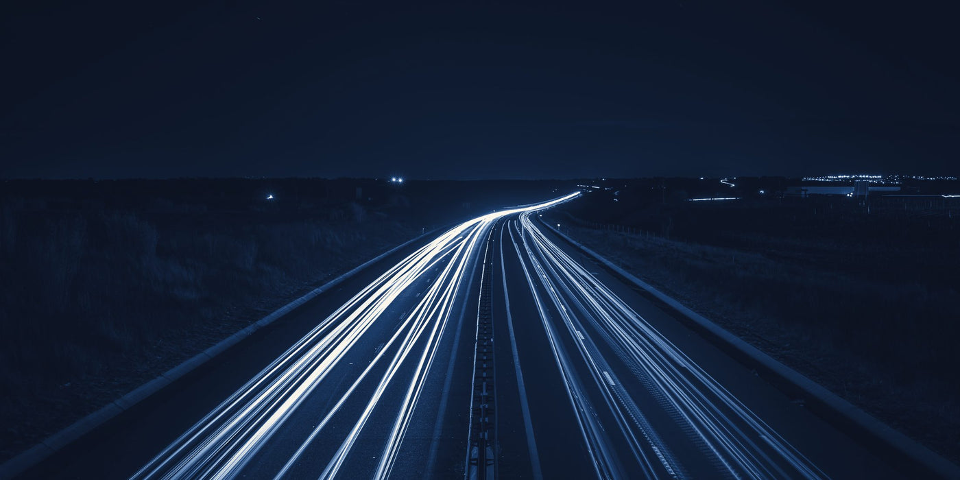 Autoroute de nuit, traînées de phares